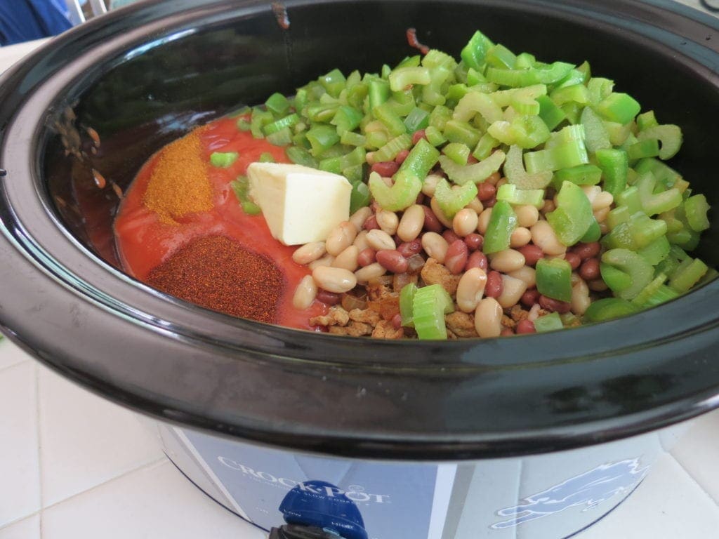 Easy chili recipe for your crockpot. Not spicy, perfect for holidays and game days. #chili